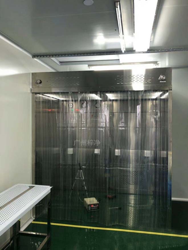 潔凈層流罩有風(fēng)機(jī)內(nèi)裝和風(fēng)機(jī)外接兩種,安裝方式有懸掛式和落地支架式兩種。 潔凈層流罩有風(fēng)機(jī)內(nèi)裝和風(fēng)機(jī)外接兩種,安裝方式有懸掛式和落地支架式兩種。