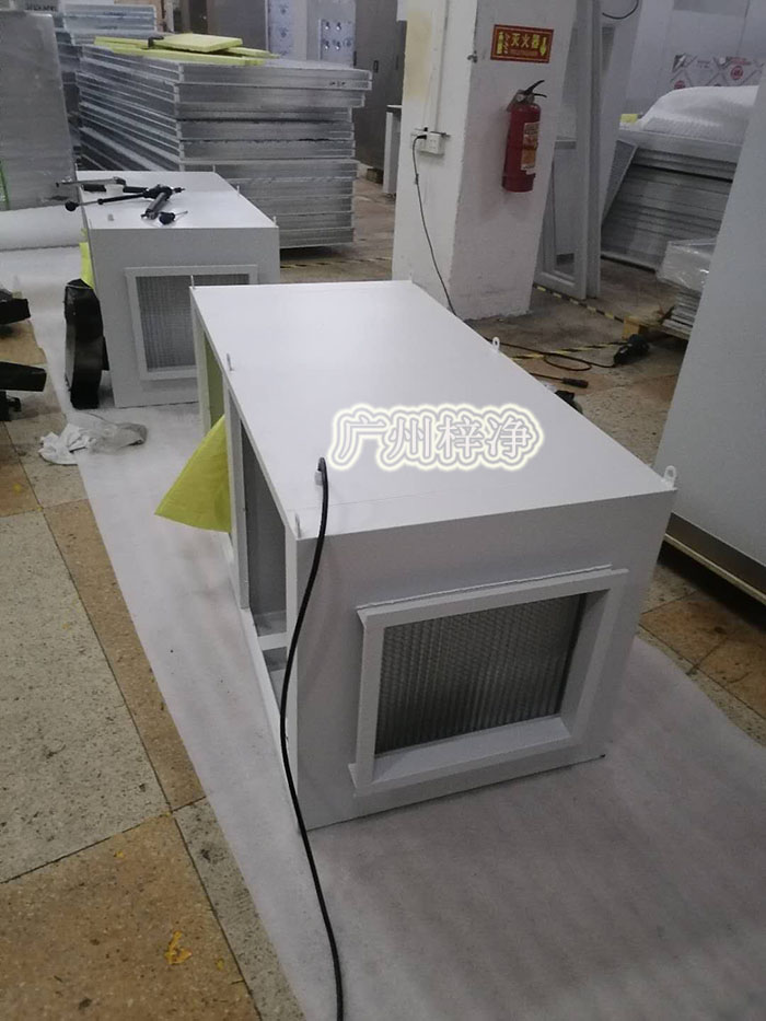 增壓新風(fēng)柜能有效過濾空氣中的細(xì)菌、病毒等有害物質(zhì),確保藥品生產(chǎn)過程中的無菌環(huán)境。 增壓新風(fēng)柜能有效過濾空氣中的細(xì)菌、病毒等有害物質(zhì),確保藥品生產(chǎn)過程中的無菌環(huán)境。